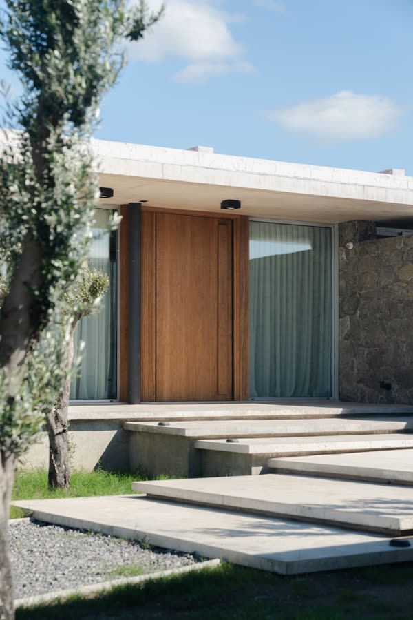 Maretich — casa con puerta de madera y escalones de piedra