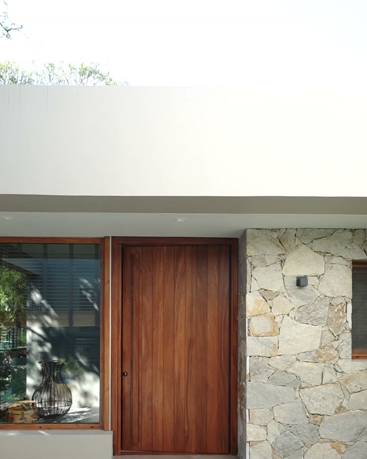 Maretich — puerta de madera y muro de piedra en El Bosque