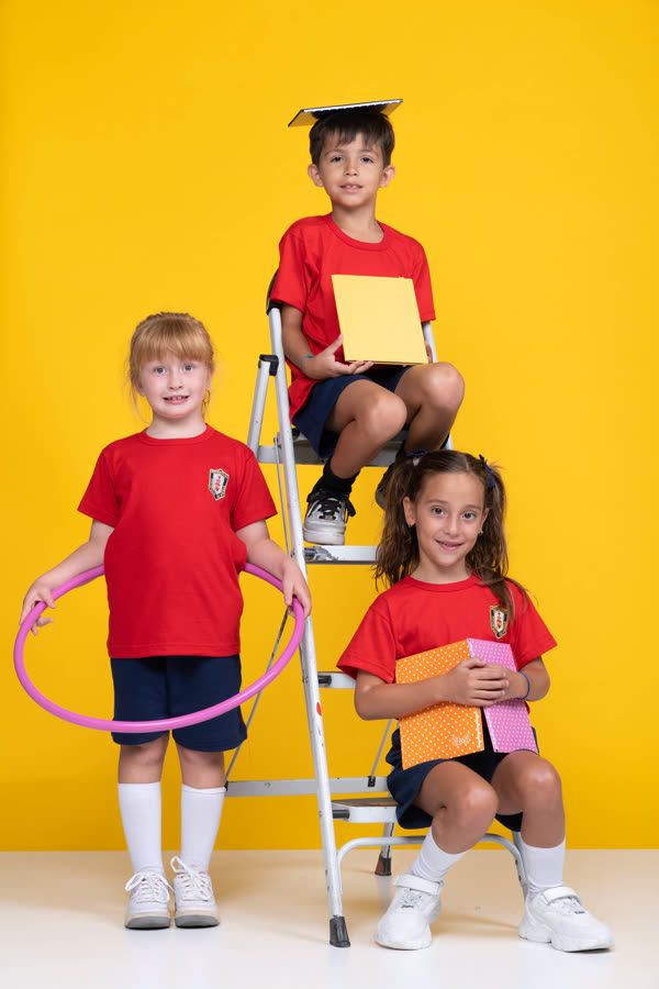 Mas Indumentaria — chicos con uniforme sobre fondo amarillo