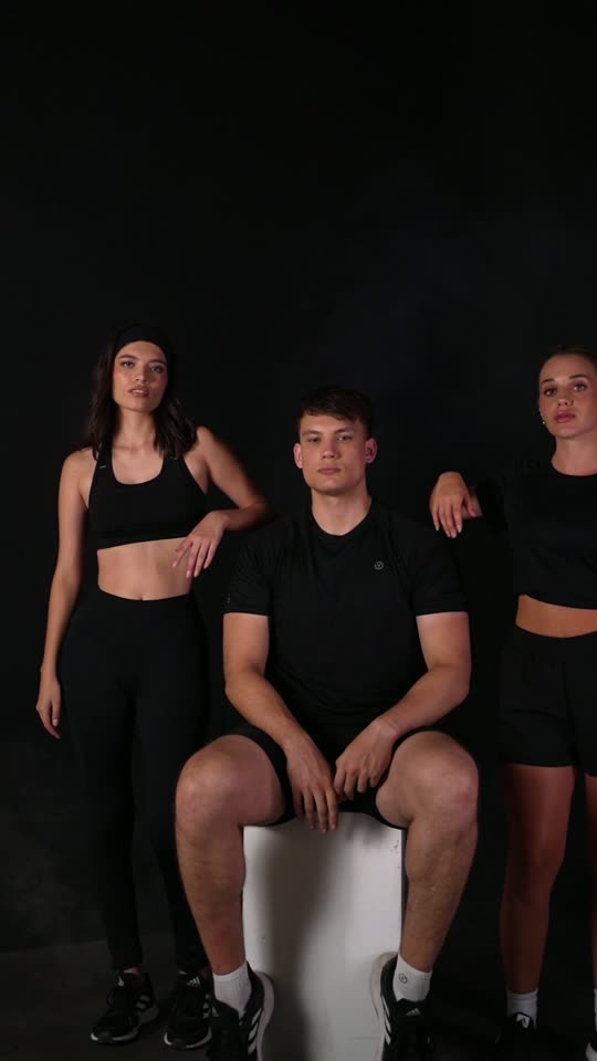 Victory — atletas con ropa negra