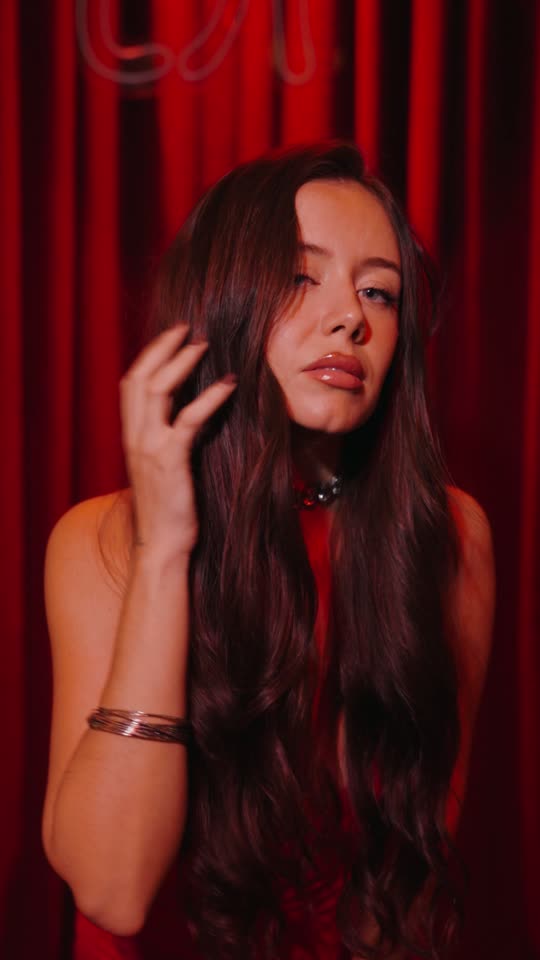Mola — modelo con fondo rojo