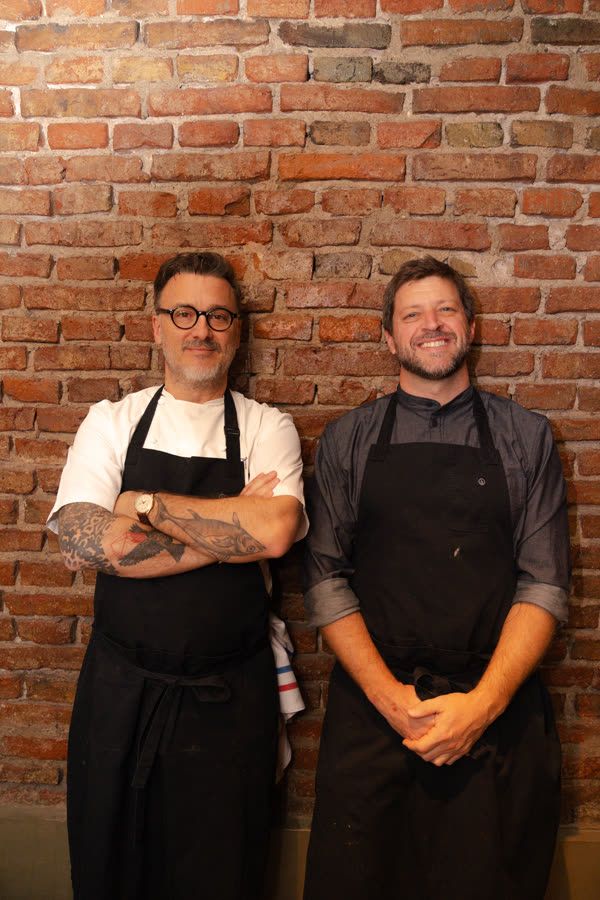Papagayo — los chefs frente a la pared de ladrillo