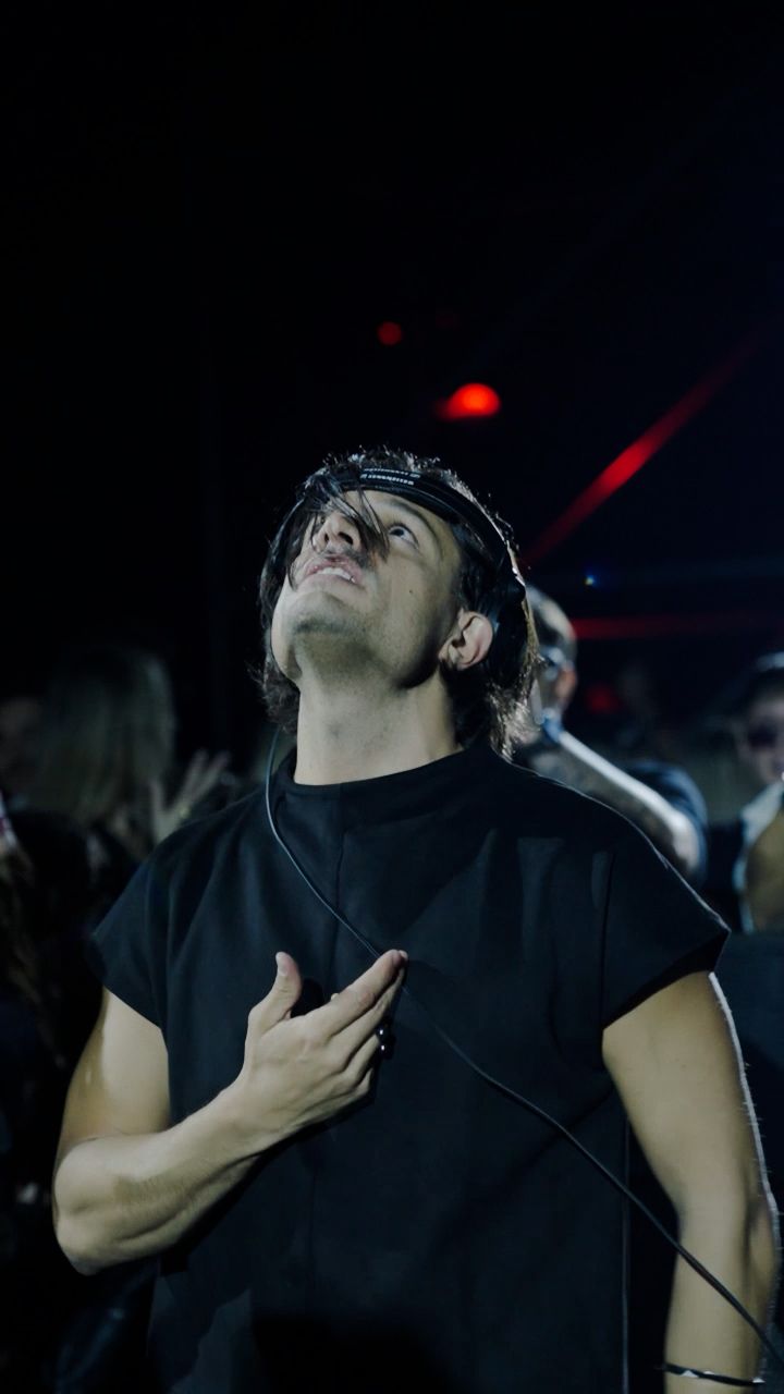 Shows & Night — Argy mirando hacia arriba