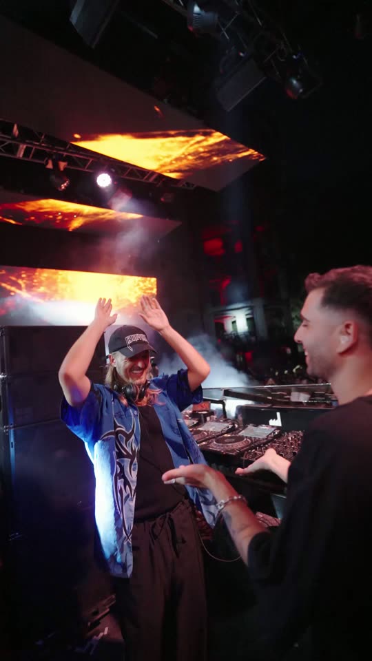 Konstantin Sibold y Adam Sellouk celebrando en la cabina