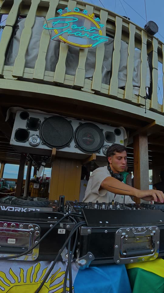 Tobi Amuchastegui pasando música en el barco